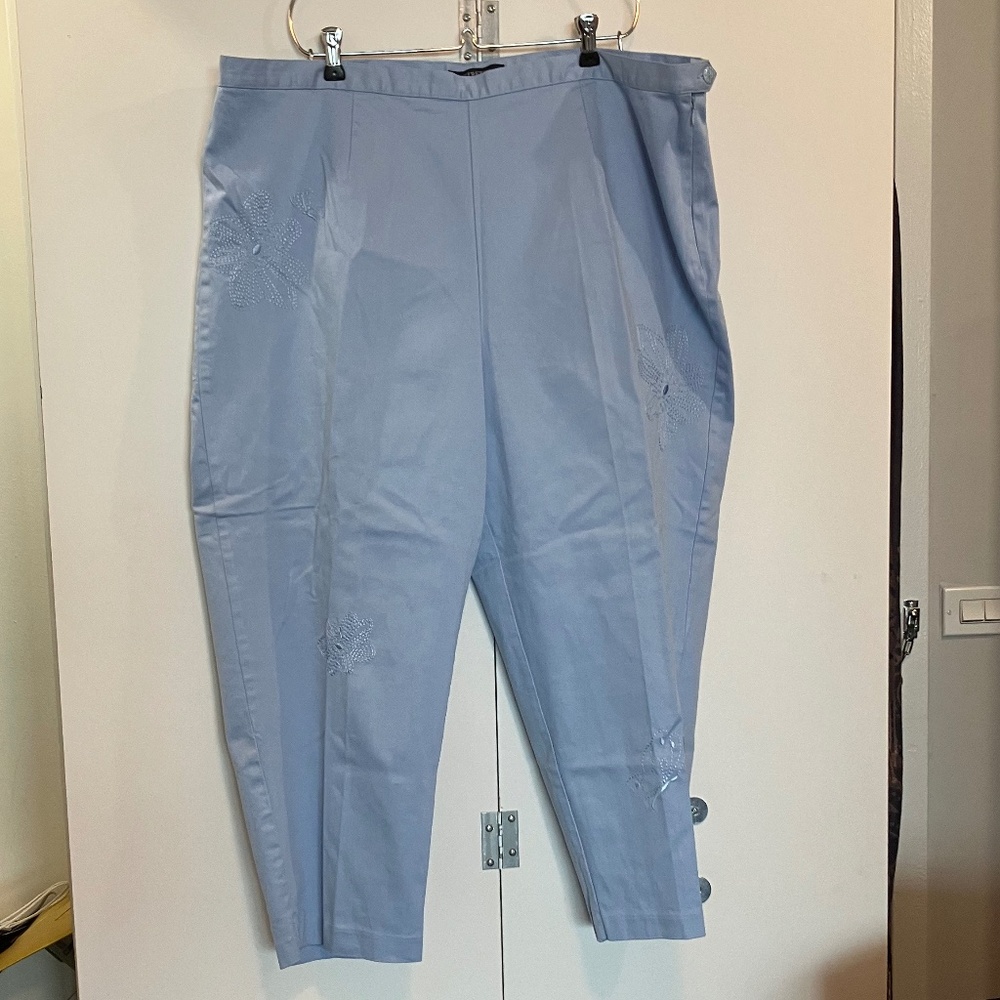 🎉 Bill Blass Women’s Light Blue Stretch Pants with Embroidered Flowers